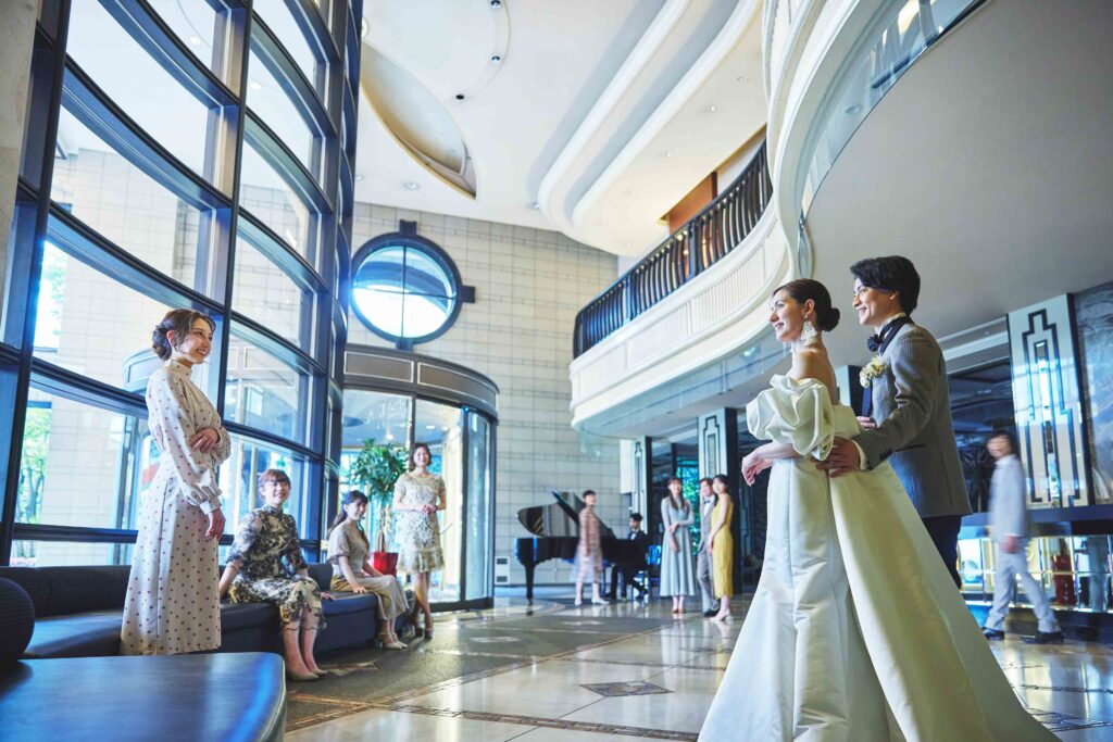 ヘアセットや着付けサービスが完備されたデュクラス大阪のロビーラウンジ。移動の負担を減らす「手ぶら参列」を実現し、挙式前から新郎新婦とゲストが交流できるゆとりある空間。