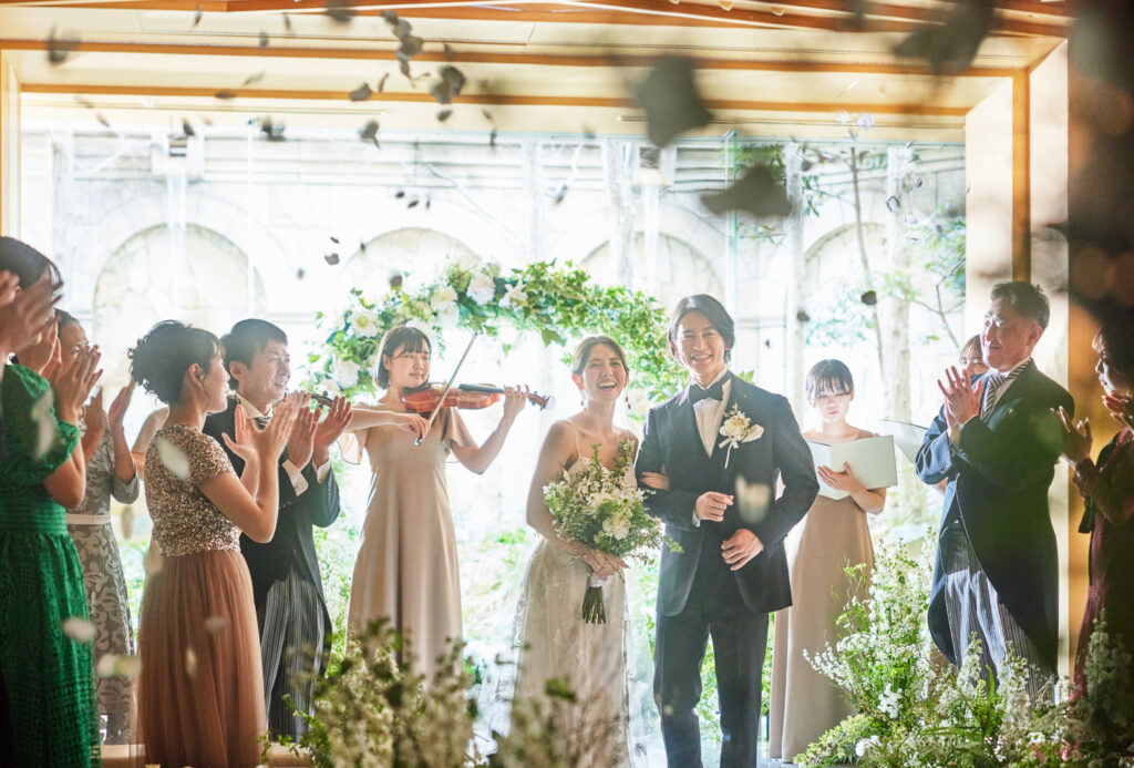 駅からバス5分。その移動の先に待っていた圧倒的な非日常。新幹線利用のゲストが、慣れない土地でも迷わず、疲れず、最高の笑顔でふたりを祝福する、満足度1位の光景。