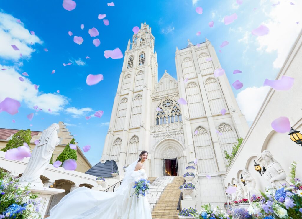 アンジェリカノートルダム大聖堂の外観、美女と野獣やプリンセス風の夢空間をイメージした非日常の結婚式会場